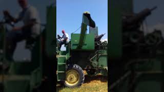 Combina john deere 330 an 1967 la recoltat ovăz căzut jos com Lucieni județul Dâmbovița.