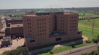 Dallas public defender charged while having relationship with inmate, disclosing victim info