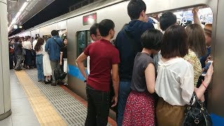 【ダイヤ乱れでかつての混雑へ】小田急小田原線下北沢駅急行線ホーム混雑調査 9時台 Odakyu Line Shimokitazawa Station  Congestion Survey