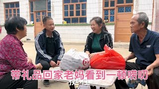 中秋节霞姐回娘家，刚进门看到老妈样子心疼坏了，爹娘健康最重要