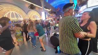 Viernes de baile en fremont street🍻😎🤩💃🏻🕺