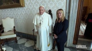 Giorgia Meloni dal Papa, impressionata dalle sale vaticane: «Qui un’infinità da raccontare»