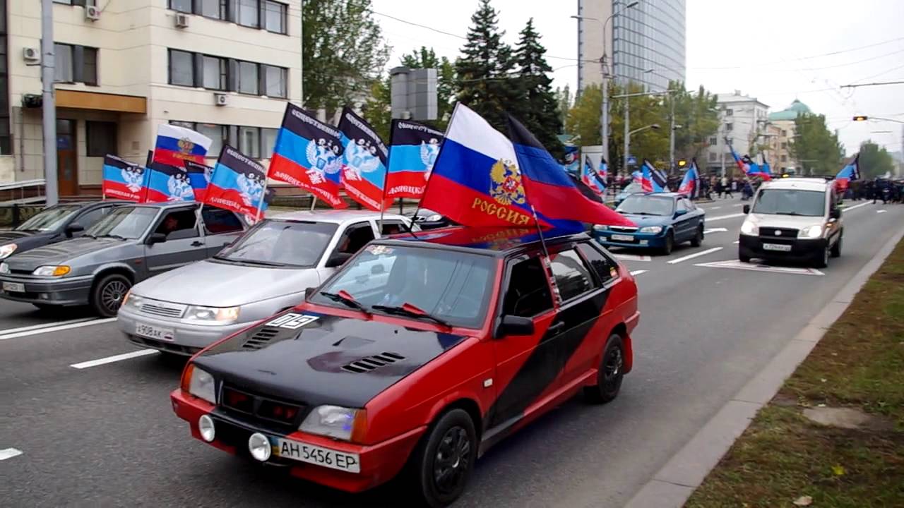Донецк автомобильный. Флаг на машине. Машина с российским флагом. Флажки в машину. Флаг РФ на автомобиле.