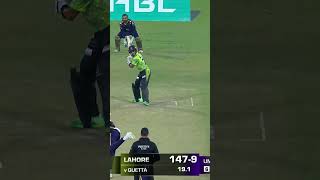 SIX & OUT! Dramatic finish to the Lahore Qalandars innings.#HBLPSL8 | #SabSitarayHumaray | #LQvQG