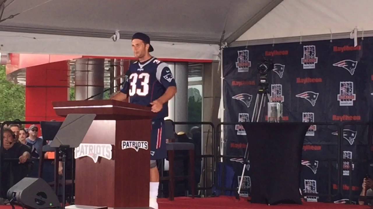 Tom Brady Makes Surprise Speech During Kevin Faulk's Hall Of Fame ...