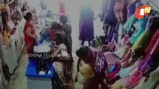 Caught on Cam - Women Steal Clothes From A Shop In Pune