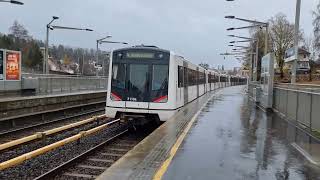 오슬로 지하철 4호선 Høyenhall역 발차 Oslo T-bane (Metro) line 4 to Bergkrystallen at Høyenhall Station