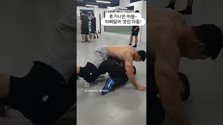 군대간지 어느덧 반이 지났네..듬직한 상병아빠닮아 멋진 아들이 휴가나왔어요.즐겁게 체육관에서 레슬링중~얘야 몸좀 그만 키워라~