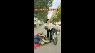 我说我们家西瓜怎么越来越少 #逗大家开心一笑感谢支持 #搞笑自娱自乐逗大家开心