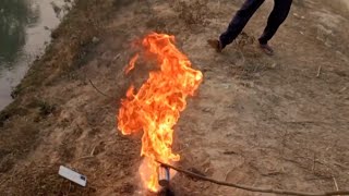 गर्म ग्रीस में पानी डालें तो क्या होगा ||Never Throw Water On Grease Fire..I Said Never | Experiment