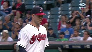 SEA@CLE: Kluber ends bases-loaded threat with DP