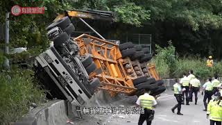 天水圍貨櫃車失事翻側　司機送院不治 - 20211012 - 港聞 - 有線新聞 CABLE News