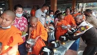 พุทธศาสนิกชนชาวสุโขทัยร่วมทำบุญเนื่องในวันมาฆบูชาซึ่งเป็นวันสำคัญทางพระพุทธศาสนา วัดกงไกรลาศ