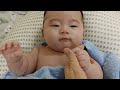 寶寶脫衣服後，非常期待洗澡【2個月大】2 months old