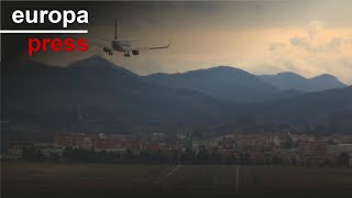 Las rachas de viento dificultan el aterrizaje de aviones en Loiu (Bizkaia)