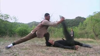 The Japanese ninja attacked the civilian, unaware that he is a Tai Ji master.