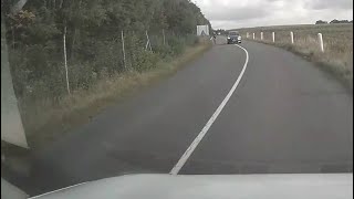 Face à face avec une voiture qui double un vélo [dashcam]