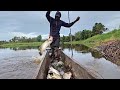 Amazing! This Papua man is an expert in barramundi fishing