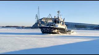 tug Selene icebreaking in Port of Kotka