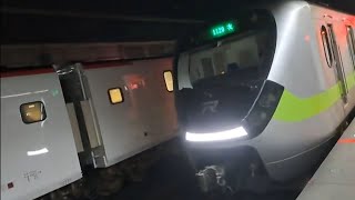 408次樹林發車開往台東的超優質直達EMU3000型十二輛編組EMU3007皮蛋豆腐騰雲號紅色帶新城際自強號列車，1129次基隆發車開往北湖的銀綠色微笑號EMU900型十輛一編組EMU902區間車