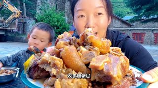 深山羌寨羌族农家自制腊猪脚40一斤，买个腊猪腿爆炒熬炖太美味