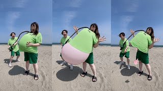 巨大風船を服の中に入れて海で割れるまで膨らませてみた結果2024年夏！ Balloon Pop Water Panic in the Beach 2024 ver.!!