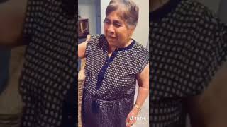 Abuelita se hace un te de mis hierbas