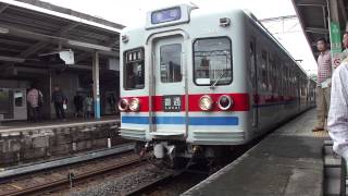 京成柴又駅　地震で構内踏切が開かず・・・