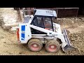 scavo terra con bobcat 743