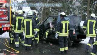 Junge Frau kollidiert mit Gegenverkehr (Burbach-Wahlbach, NRW)