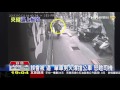 【tvbs】誤會被「逼」　單車男火爆擋公車！怒瞪司機