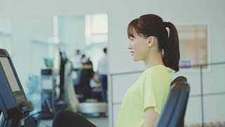 綾瀬はるか、ポニーテール姿で運動する姿が爽やか！真剣な取材にも注目　ユニクロSP動画『UNIQLO＋』編公開