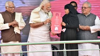 PM Modi at the launch of the Ujjwala Yojana in Balia, Uttar Pradesh