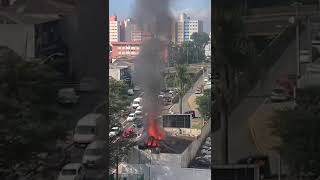 Incêndio em Curitiba: Casa antiga é destruída e motoristas devem evitar a região