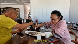 西安夫妇自驾恰西途中，路边鱼庄的高白鲑吃过瘾了，花68元吃两条