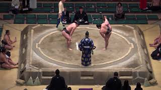 激しいつっぱり合いからの投げ／貴健斗-霧馬山/2018.1.25(35)/takakento-kiribayama/day12 #sumo