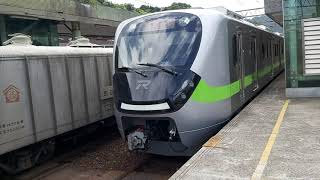 4017次瑞芳發車開往樹林的銀綠色微笑號EMU900型十輛一編組EMU904區間快車，個人歷史首度拍攝銀綠色微笑號EMU900型又在瑞芳站跑區間快車，和7505次R166單柴電頭+數節水泥斗車貨列