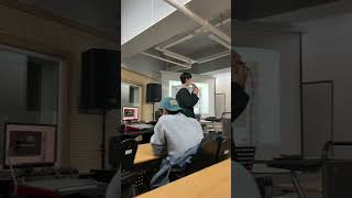 [LIVE]  호서예전 실용음악 수업 시간 중 직접 노래 불러주시는 훈남 가수 백그림 교수님 !