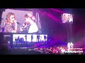 Maluma y Karol G cantan