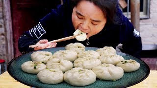 Roll out the noodles in a wine bottle and make pork buns.