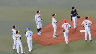 リクエスト中全野手が2塁に集結し近藤に圧力をかけるセリーグ野手