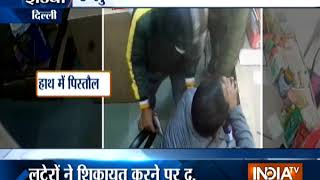 Armed robbers loot shop in Delhi, incident caught on cameras