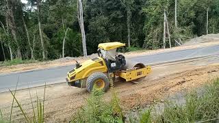 PROSES PEMADATAN LPA PAKE ALAT VIBRO BOMAAG /JALAN HUTAN MAHAKAM ULU KALIMANTAN TIMUR