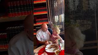 Иосиф Пригожин пытается накормить внучку