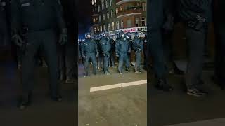 Die Polizei und die Pro-Palästina-Demonstranten verbrachten Silvester zusammen, leider dieses Jahr..