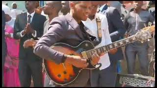 umva uburyo wacuranga seben ukoresheje guitar ukanyurwa.