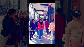 舞妓さんが横を通り抜ける時、喜ぶ外国人観光客！京都祇園。Foreign tourists are happy when a maiko passes by! Gion, Kyoto, Japan