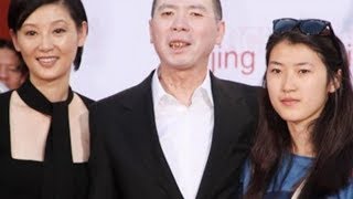 冯小刚前妻被抛弃后一直单身，现状如何？两人女儿28岁