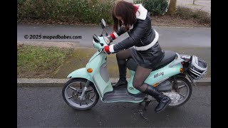 Kickstart Cold start Scooter Girl | Cranking starting - New trailer Mopedbabes