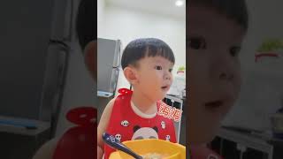 怎么让小孩乖乖吃饭❓#对着手机视频看着自己📱 吃个饭都古灵精怪👻